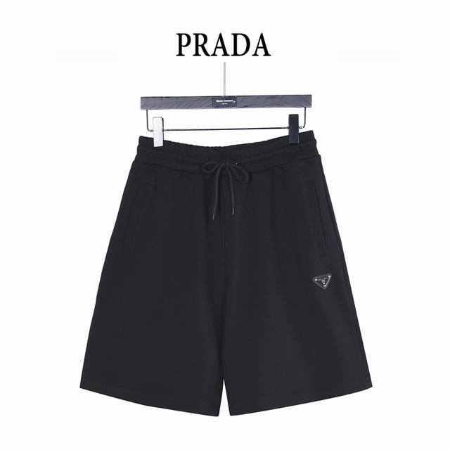 180 prada 普拉达 金属三角标镶嵌短裤 高品质前幅车三角铁标 布料采用毛圈纯棉 手感非常舒服 两侧开一字袋 时尚又个性，超级百搭的一款！ 高温固色 男女