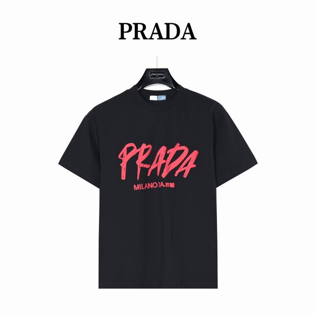 140 prada 普拉达红色涂鸦签名短袖T恤 面料采用280克重精梳棉 定制32支1*1螺纹 成衣两遍水洗处理 面料舒适亲肤无异感 定制定染面料 纺织密度高