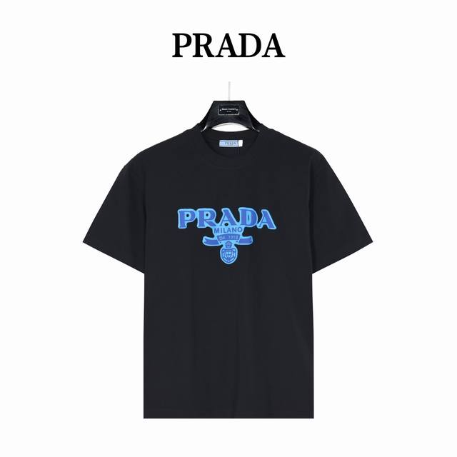 140 prada 普拉达蓝标徽章短袖T恤 面料采用280克重精梳棉 定制32支1*1螺纹 成衣两遍水洗处理 面料舒适亲肤无异感 定制定染面料 纺织密度高 垂感