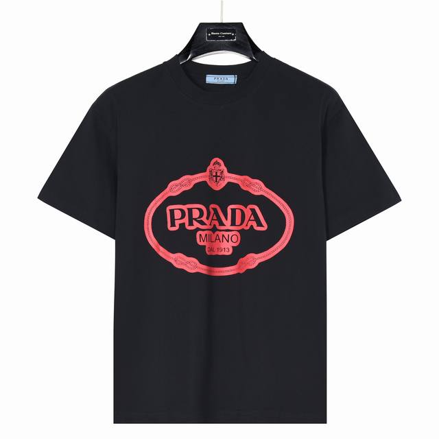 140 prada 普拉达26Ss红绳徽标短袖T恤 面料采用280克重精梳棉 定制32支1*1螺纹 成衣两遍水洗处理 面料舒适亲肤无异感 定制定染面料 纺织密度