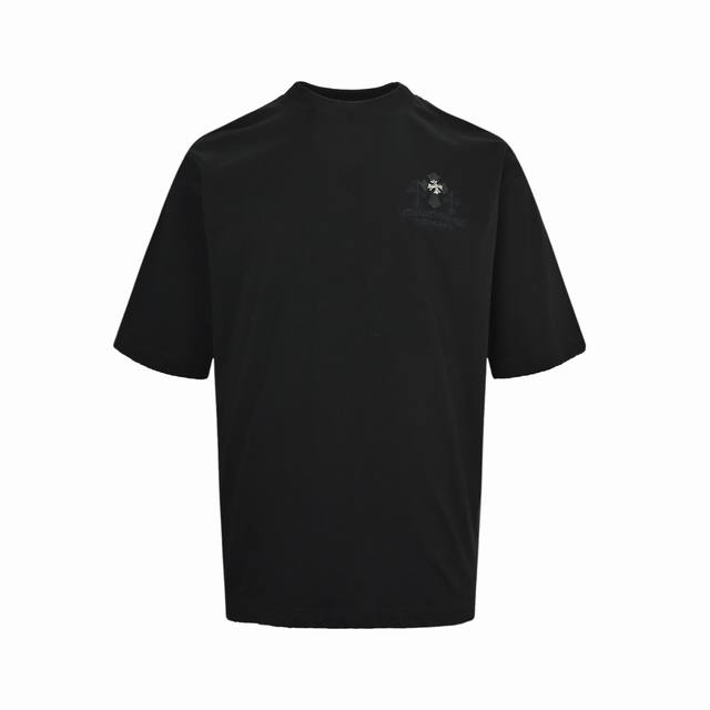 180 Chrome Hearts 克罗心 皮标十字架五金破洞短袖 Os版型真的很迷人 克罗家也真的是绝绝子 每一季新品版型都做到极致 实穿度很高，随意搭都Ni