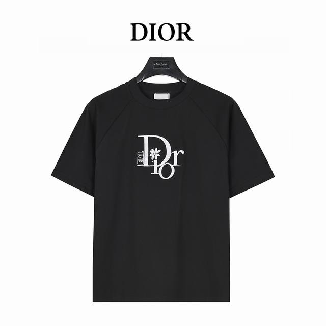 140 Dior 迪奥 Dior By Erl联名刺绣短袖T恤 这款 T 恤来自 Dior By Erl 尊享联名系列。 采用棉质270克纳维亚精棉平纹面料精心