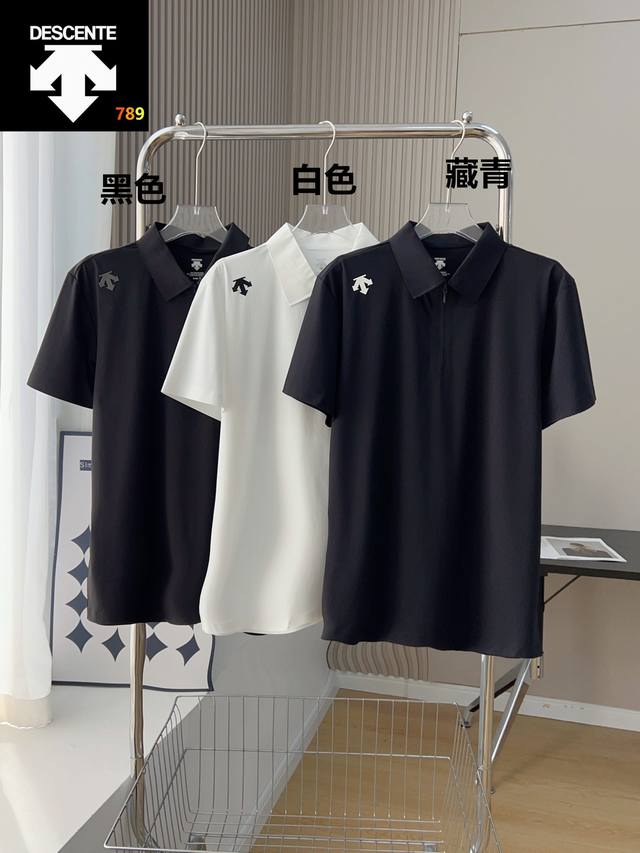 p180 颜色：黑 白 藏青 这是Descente 迪桑特 功能款翻领短袖polo衫，属于品牌运动休闲系列623 品牌标识：右肩位置印有迪桑特标志性的箭头Log