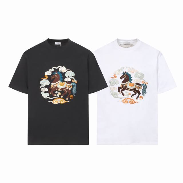 上新 180 高版本 Dior 迪奥 刺绣马匹腾云短袖 高品质300克圆领短袖T恤 品牌经典 拼色万针云朵马匹刺绣字母Logo 早春官方同步 高版本 高品质 时
