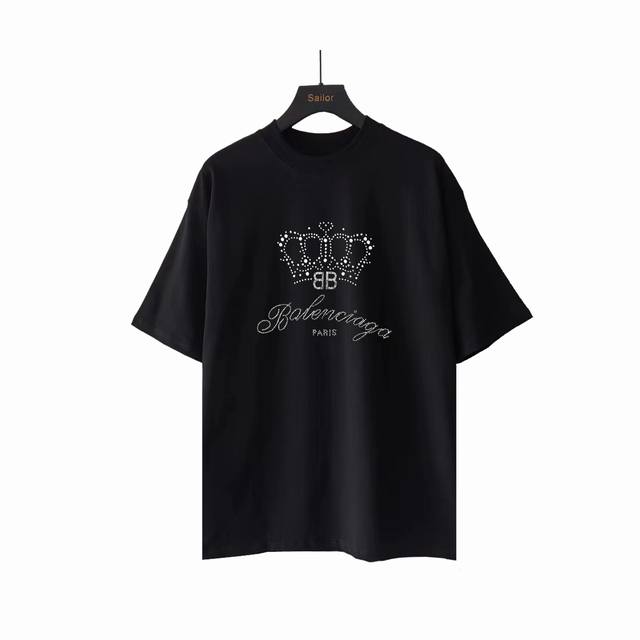 p170 实拍细节图+尺码表 巴黎世家Balenciagg 新款皇冠烫钻洗水短袖 24年主麦上身 前后选用进口奥钻 精密排序后采用重工高温热压至衣身做工完美无瑕