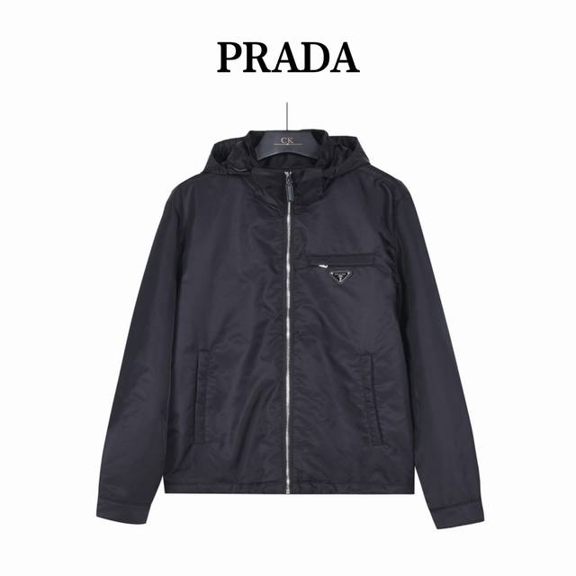 490 prada 普拉达 26Sss胸口拉链口袋连帽薄外套 贸易渠道稀出，海外精品限量销售。领口防风设计，帽子可拆卸。户外风衣产品的典范，商标彰显品牌辨识度。
