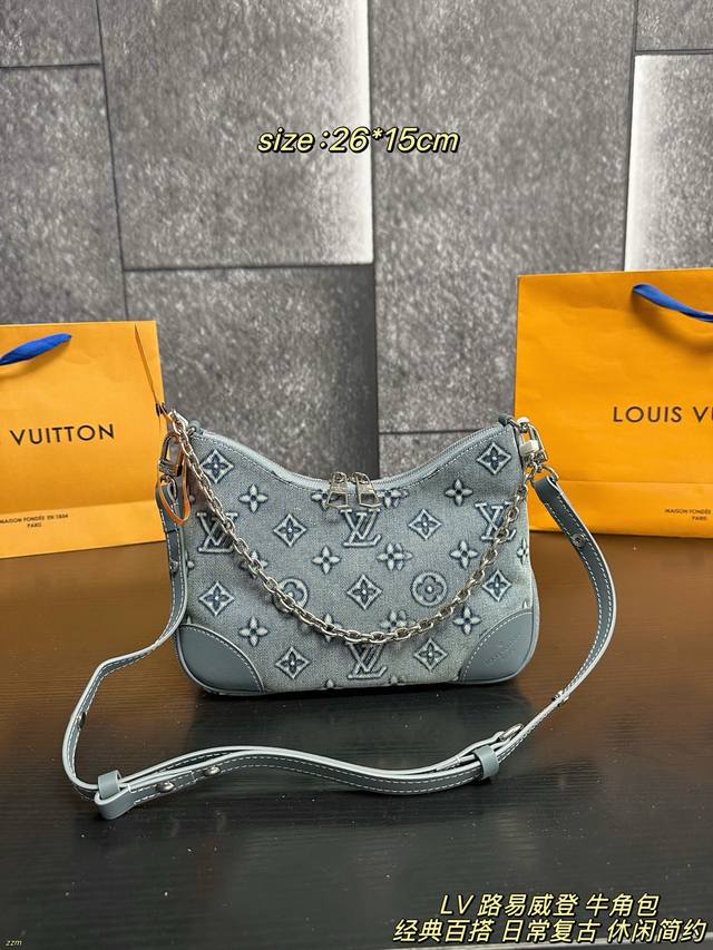 p270配盒 Lv 路易威登 牛角包 Lv这款老花牛仔链条包，采用经典Monogram提花牛仔布，搭配金属链条和可调节肩带，手提斜挎都Ok！包身小巧精致，日常通