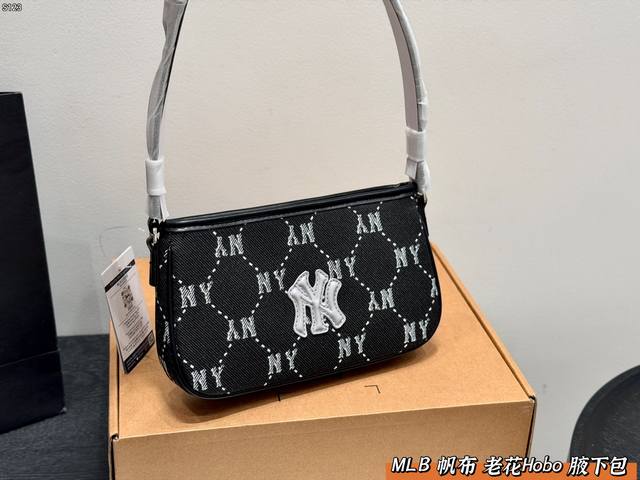 p210 Mlb canvas monogram shoulder bag, featuring the classic NY logo and muted c p210 Mlb canvas monogram shoulder bag, featuring the classic NY logo and muted c
