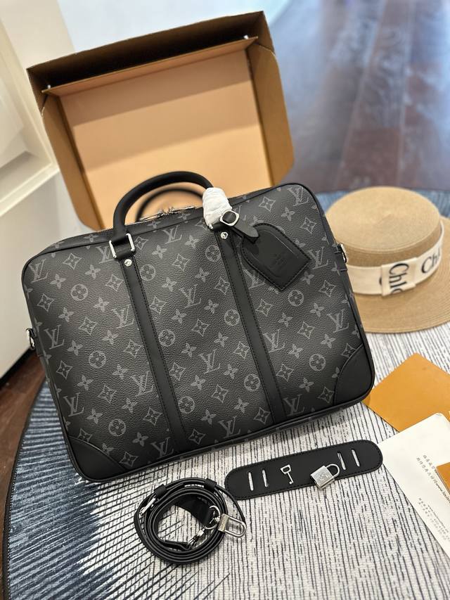 p250 礼盒包装 原单版本 Louis Vuitton 路易威登 Lv 新款早夏男士公文包 Voyage Lv手提斜挎大容量旅行包 男款手提斜挎单肩背包 每一