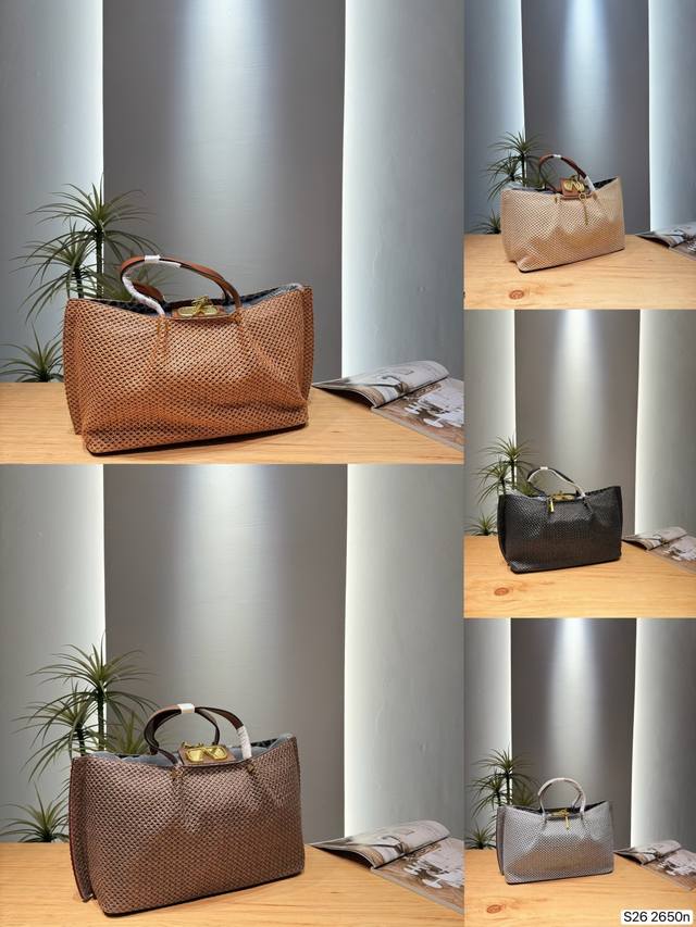 p290 This Valentino bag boasts a refined and durable texture. It features a simp