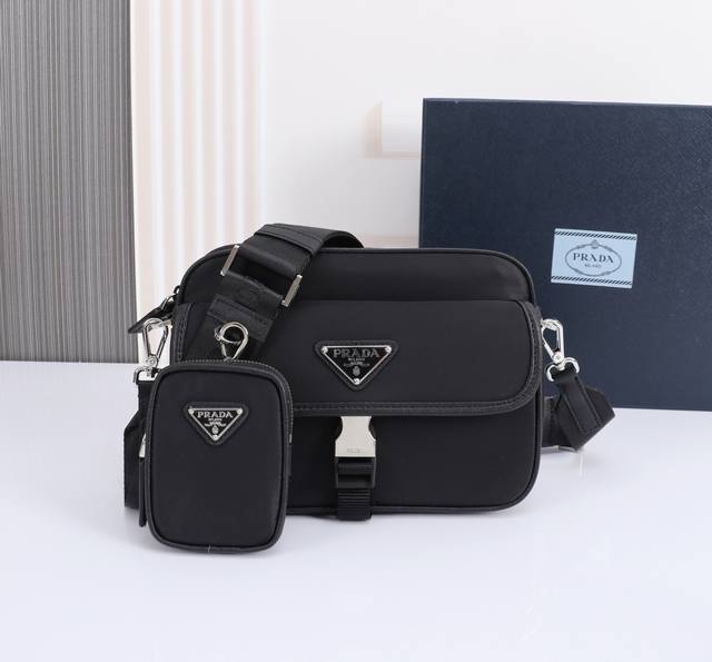 p590 New Messenger Bag 2Vh133B This crossbody bag is made of imported nylon fabr