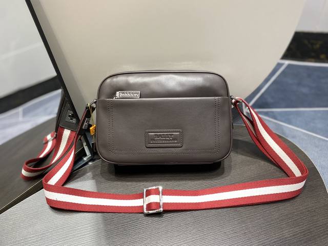 560 Bally Men's Crossbody Bag. Size: 27X8X18Cm. Made of top-grain cowhide leathe