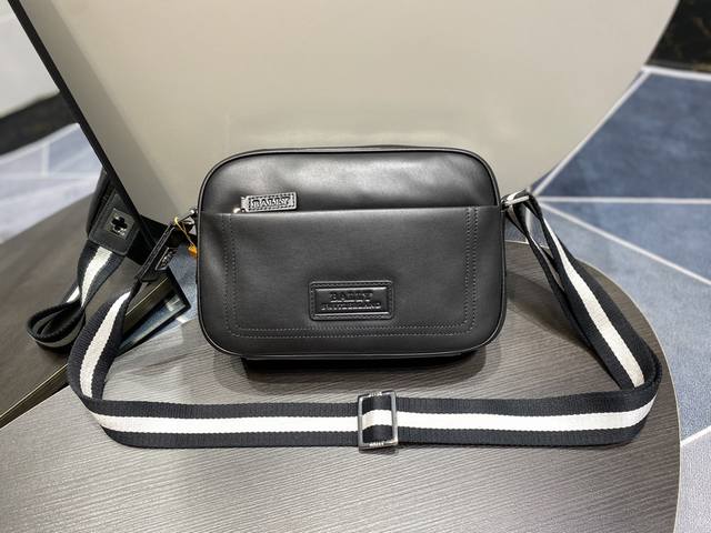 560 Bally Men's Crossbody Bag. Size: 27X8X18Cm. Made of top-grain cowhide leathe