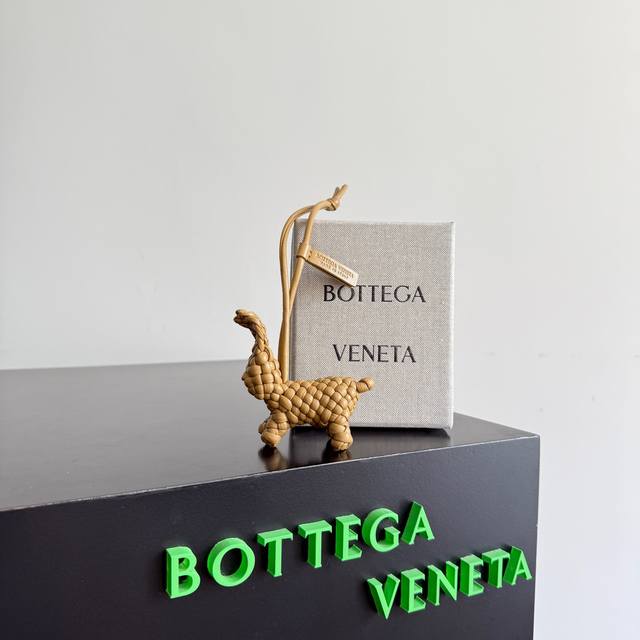 p840 Bottega Veneta's new woven rabbit design is now available! Featuring classi