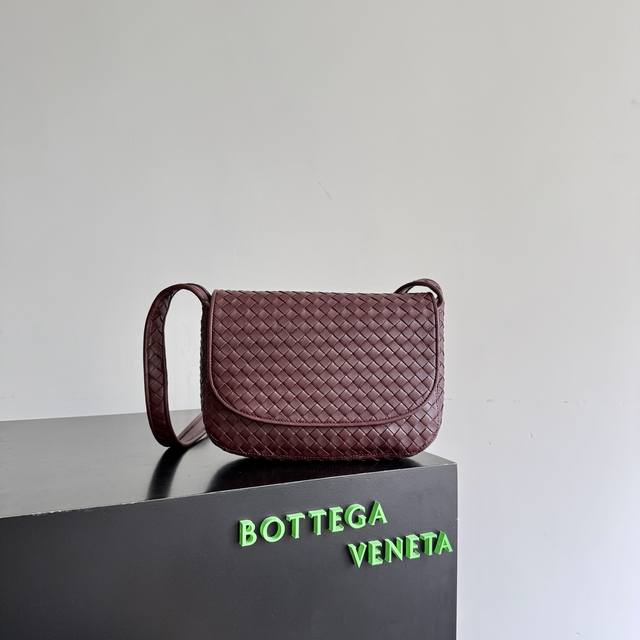 p1780 Bottega Veneta's new 2025 Veneto flap bag has been redesigned from a zippe