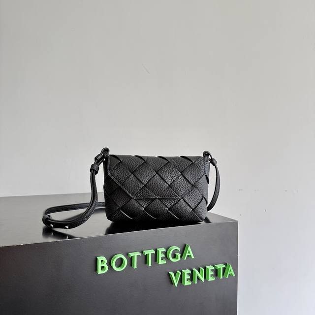 p1480 Bottega Veneta's new Small Diago crossbody bag, crafted from Spanish grain