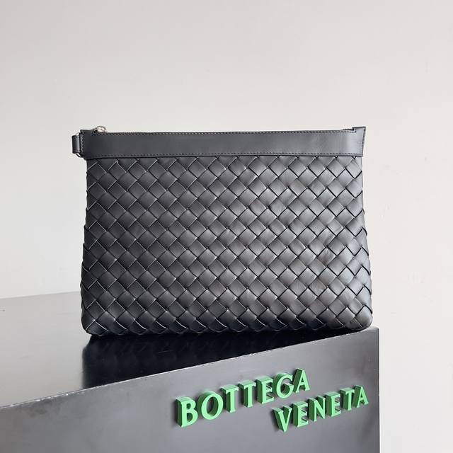 p1530 This Bottega Veneta clutch instantly elevates your style! The exquisite we