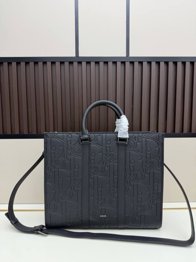 p660 Black Oblique Embossed Dior Bag This East-West handbag exudes timeless eleg