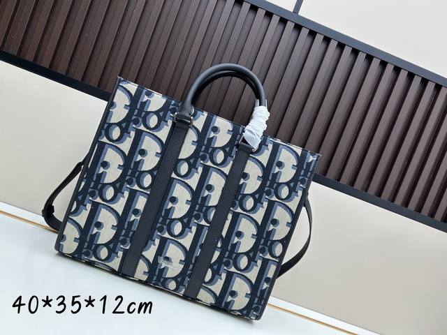 640 Blue Oblique Fabric This East-West handbag exudes timeless elegance. Crafted