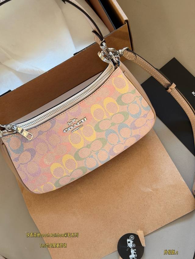 340 配盒 升级版C Size：24*13*7Cm C家 Teri腋下包 腋下包设计天花板了哦！ 快看Rainbow彩虹系列 隆重登场 腋下包又上新色啦有人喜