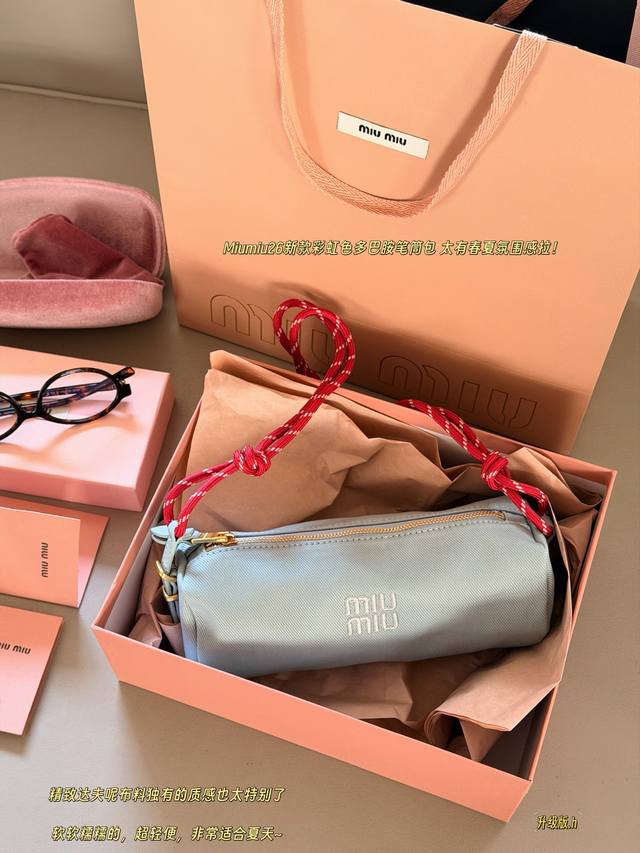 270 配盒 Size：23*10Cm Miumiu的笔筒包 帆布款 性价比也太高了！ 精致达夫呢布料独有的质感也太特别了 软软糯糯的，超轻便，非常适合夏天~