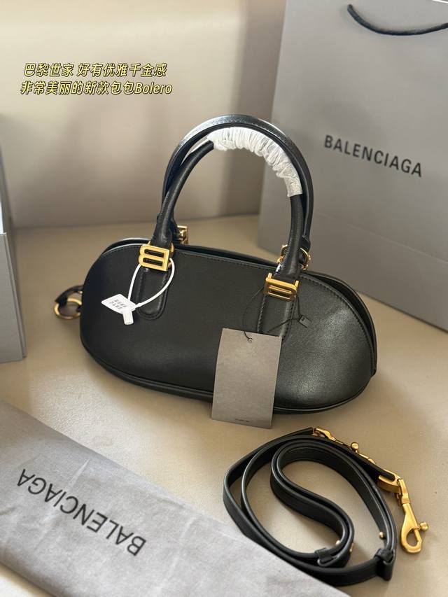 500 配盒 牛皮 Size：30*14Cm 巴黎世家 好有优雅千金感 非常美丽的新款包包Bolero 简约的包可以搭配任何挂件来改变它的风格 美丽优雅和这款包
