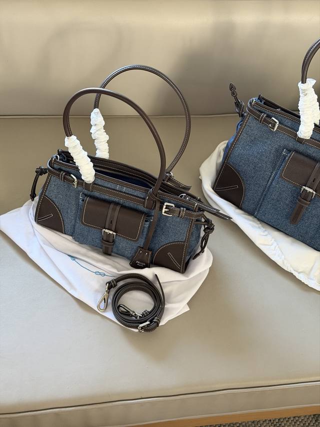 430 440 配盒 Size：32*15Cm 中号 38*24Cm 大号 prada Bonnie Soft牛仔手袋~ 家族全新演绎 多元材质，全新配色， 多