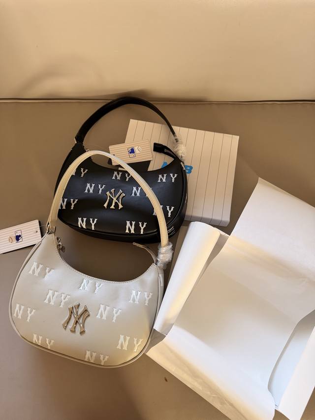 260 Comes with box Size: Medium width 26*15Cm Mlb has a new addition to its unde 260 Comes with box Size: Medium width 26*15Cm Mlb has a new addition to its unde