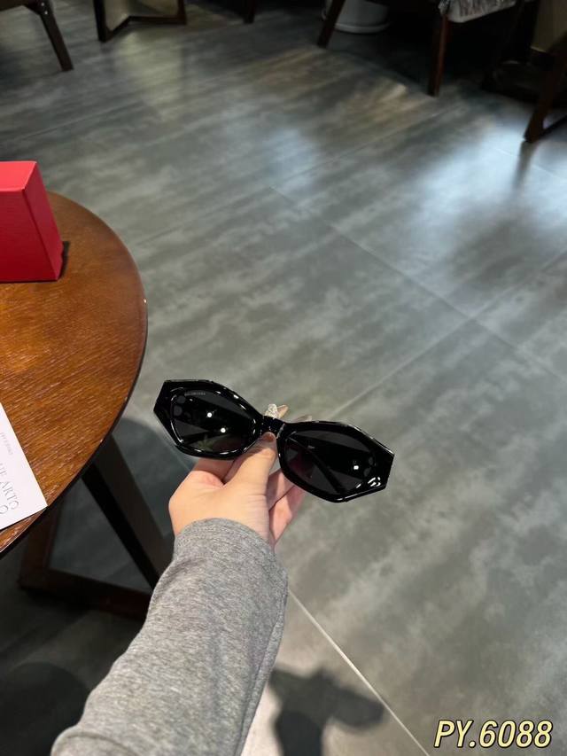 240 图片专柜全套包装13 巴黎世家爆款眼镜到货 原版购入开模 1:1专柜对版 细节拉满，品质超赞 当下最流行款式，时尚达人必备单品，店内现货，py6088