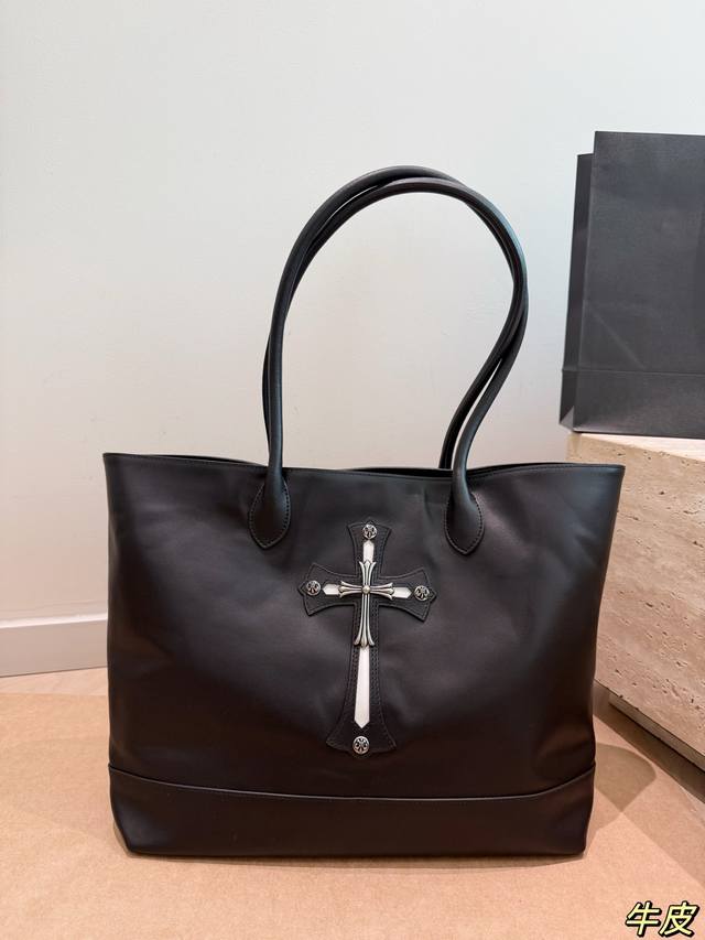 p390 Chrome Hearts Shopping Bag This Chrome Hearts black leather bag with a meta