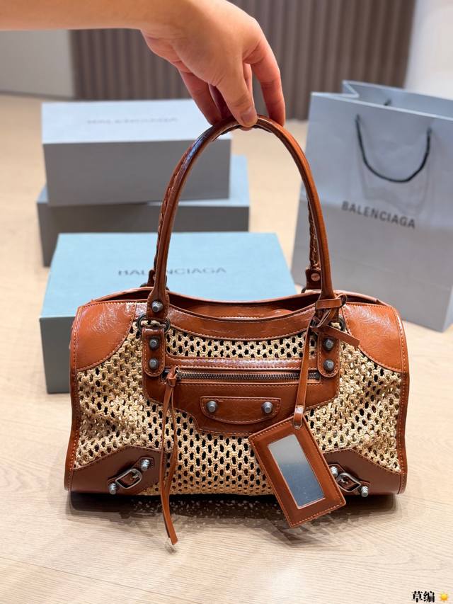 草编 p310 Balenciaga牛皮拼拉菲草手提包 巴黎世家这款手提包采用棕色头层牛皮+拉菲草编织，机车风设计超有辨识度！铆钉、流苏、金属扣件细节满满，复古