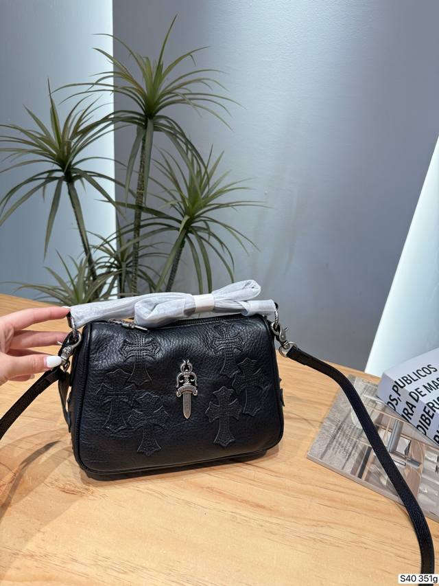 p380 Chrome Hearts new retro cross-grain cowhide underarm bag. Made of top-grain