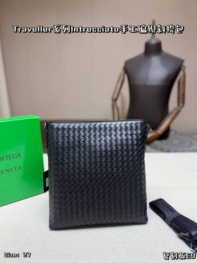p260, Bottega Veneta Traveller Intrecciato woven clutch bag no box . Made of cla