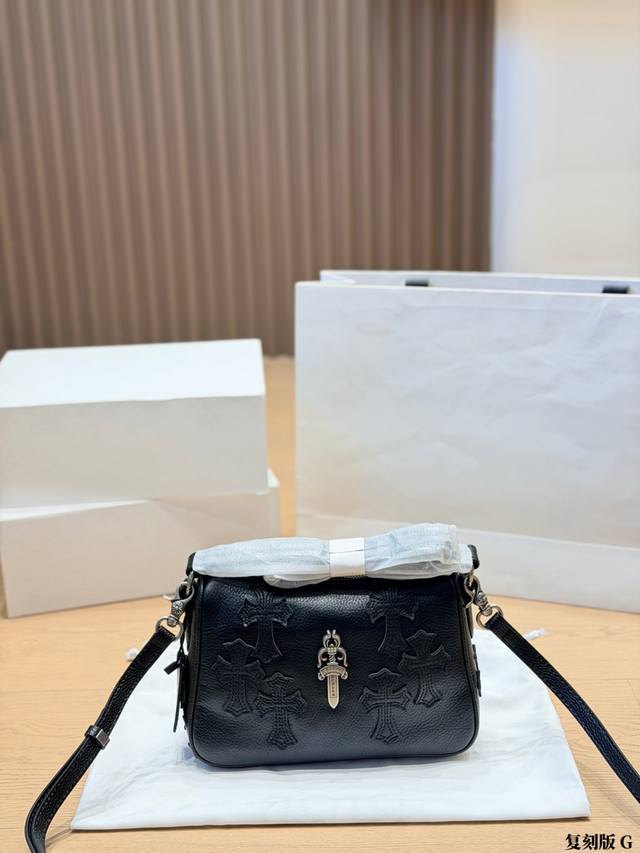 复刻版 p380 Chrome Hearts 小鸡块包 克罗心 腋下这款手提包采用黑色牛皮，表面有立体十字花纹，搭配金属剑形吊坠，复古又暗黑风满满。包型小巧，手