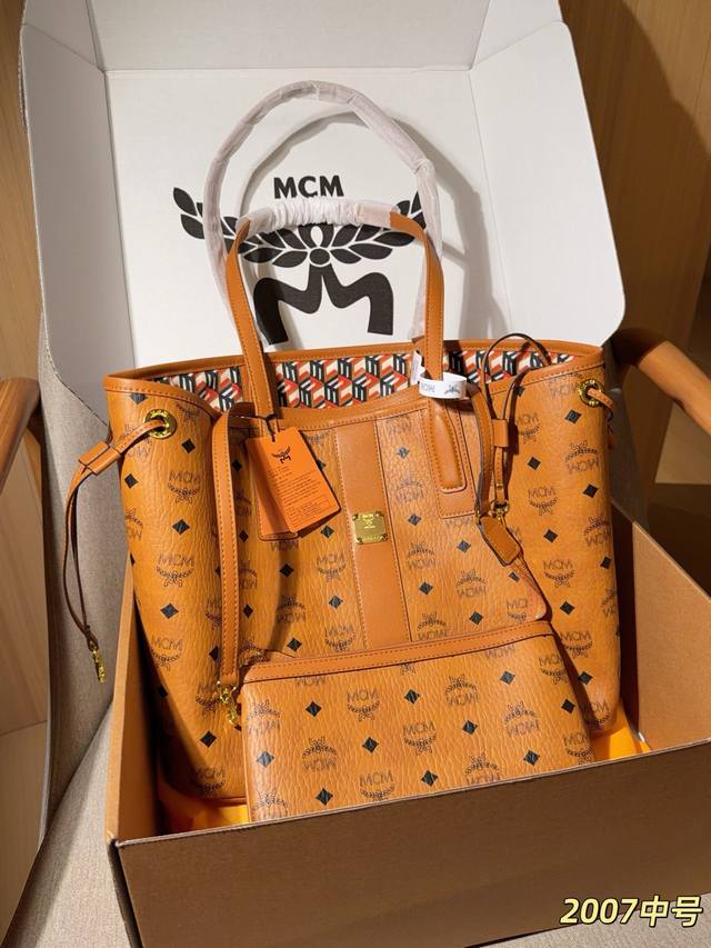 270 Medium McM Classic Liz Tote Bag, 34