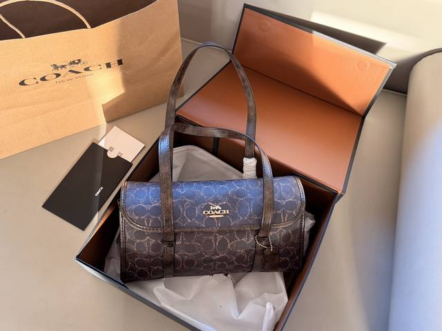 290 配盒 Size：31*15Cm 我的白月光Bridget手提腋下包 背新包C家 Bridget 法棍容量很大啊~ 皮质又软！ 深色老花越看越高级！ 越看