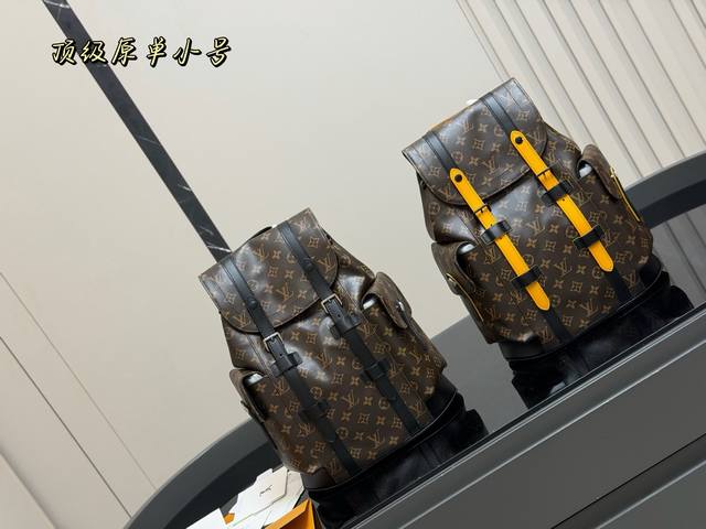 p260 Lv Backpack Classic fabric Super nice feel Stylish and elegant! You won't g