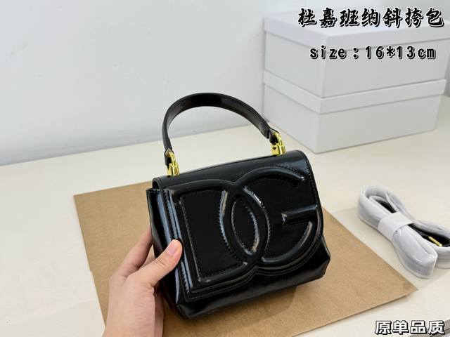 with gift box p230 Dolce & Gabbana Crossbody Bag. Elegant and sophisticated des