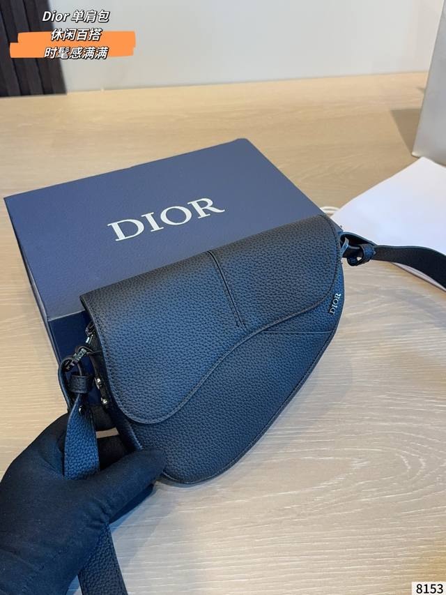 p290 Even guys will fall in love with this Dior Saddle Bag! This Mini Saddle Bag