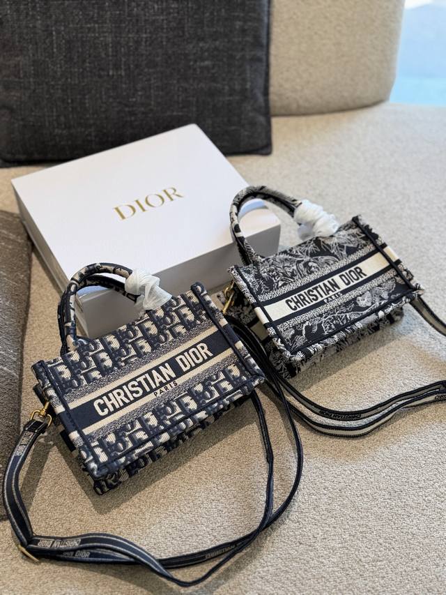 p300 The Dior Tote mini series finally has a shoulder strap version! This hands-