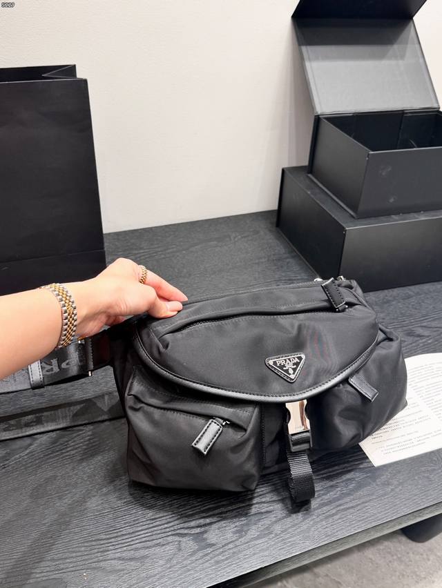 p200 Size: 27*17cm Prada men's bag, clean, neat, and stylish. Workwear style che