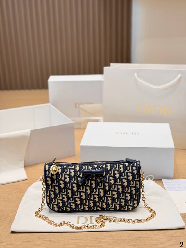 p230 Dior Oblique Bow Chain Bag. This Dior Oblique bow chain bag features classi