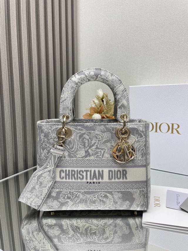 Dior Lady Dior Embroidery p490 The Lady Dior bag features a stylish and feminin