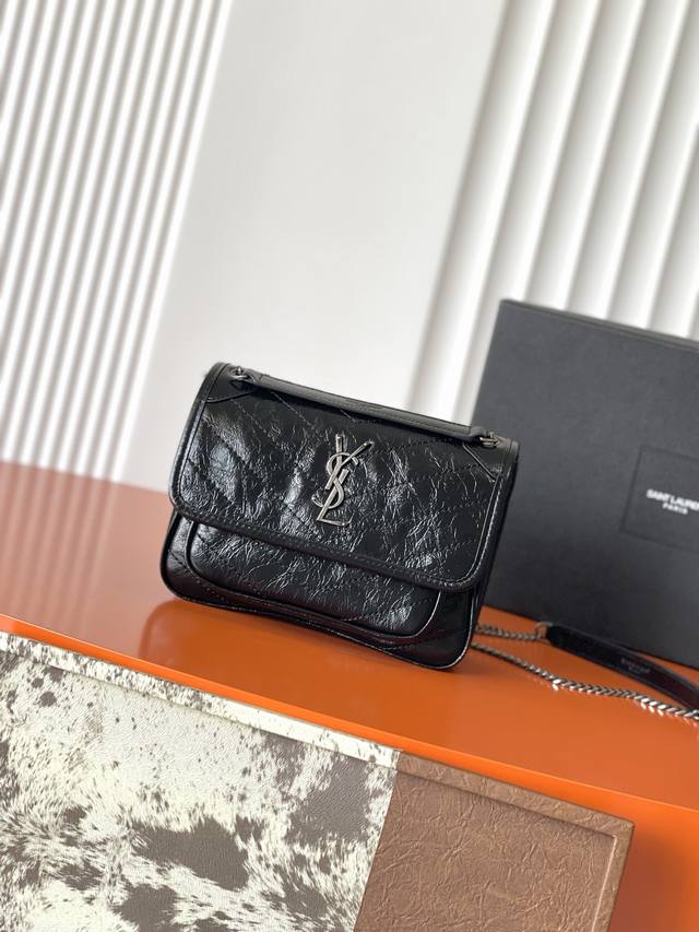 p680 Oil-waxed Black with Silver Label - Popular Niki Bag - 22cm. Made with orig