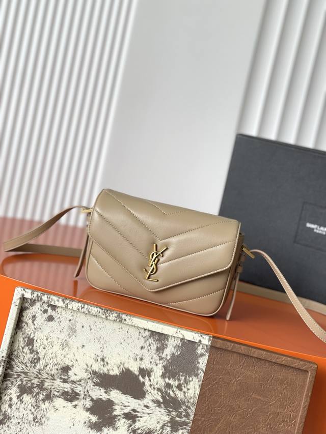 p640 Apricot lambskin, antique gold, 26-inch Loulou small bag, early spring styl