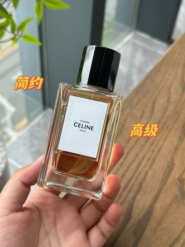 160原单品质 味道就真的很Celine！瓶身也很高级，方形玻璃瓶设计，没有过多的繁琐，吸铁凯旋门瓶盖，搭配一起就很Celine简约冷淡，不管是外表还是香味都敲