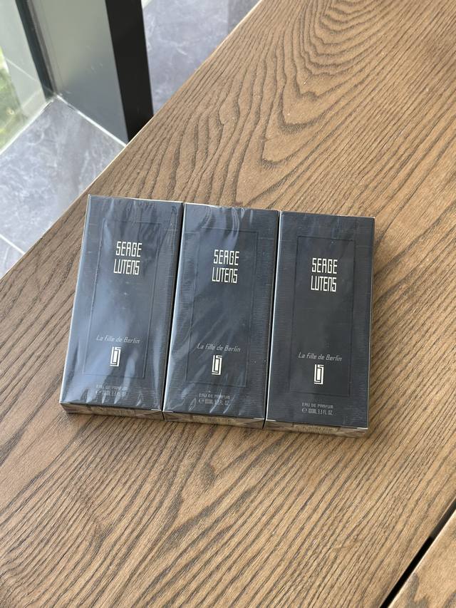 120原单品质 芦丹氏香水 禁欲系的性感 如果说香水有分性别，那芦丹氏香水一定是个美男子，芦丹氏香水给我的感觉就像是一个禁欲系的公子哥儿，瓶身简洁挺立，没有多余