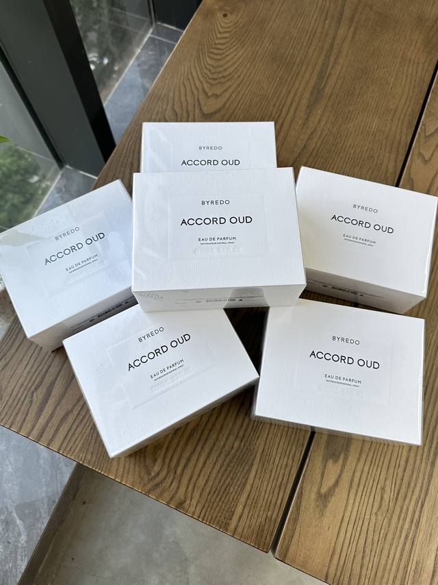 120原单品质 Byredo -Accord Oud 百瑞德-和谐沉香 前调：藏红花 黑莓 朗姆酒 中调：沉香乌木 皮革 快乐鼠尾草 后调：麝香 广藿香 属性：