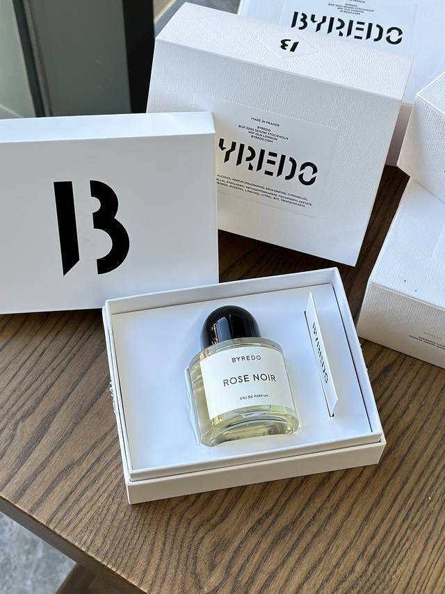120原单品质 一闻就沦陷！Rose Noir 暗夜玫瑰 是一款经典的玫瑰香水，颓废而老练它以微酸的葡萄柚前调开始、几乎是瞬间！经典的大马士革玫瑰悄然绽放然后被