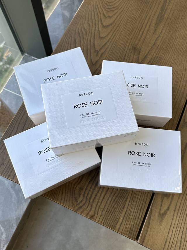 120原单品质 孤绝冷艳之美～ Byredo-Rose Noir 百瑞德-暗夜玫瑰 这只属于气质玫瑰，不是那种妖艳的，也不是馥郁的，也不是活泼的，更不是清新的或